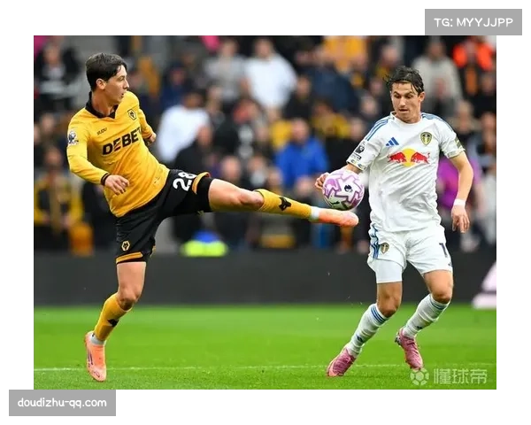 特写：谢菲联队长在球队确定降级后，独自绕场感谢主场球迷